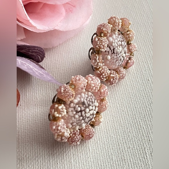 VINTAGE Japan  Sugar Beaded Clip On Earrings - Picture 3 of 5